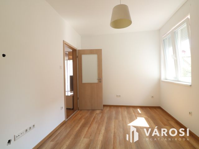Családias lakóparkban 1. emelti lakás eladó.