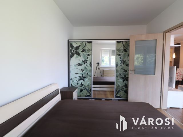 Családias lakóparkban 1. emelti lakás eladó.