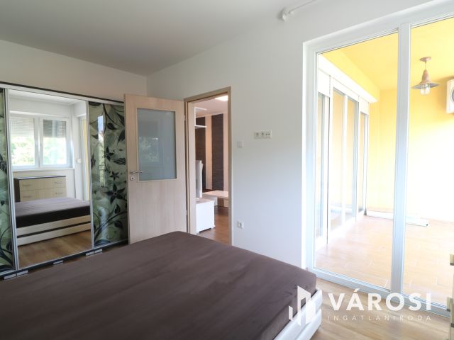 Családias lakóparkban 1. emelti lakás eladó.