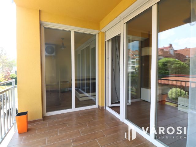 Családias lakóparkban 1. emelti lakás eladó.