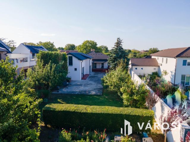Stílusos, több funkciós családi ház Győrszentivánon