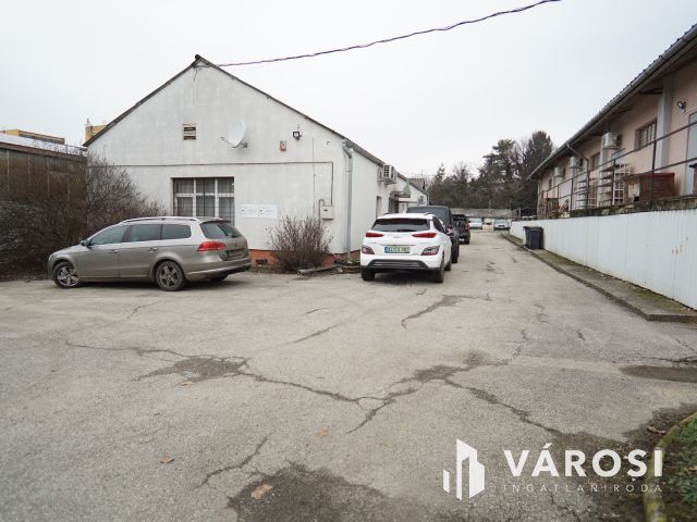 Kiadó telephely kisebb-nagyobb épületei