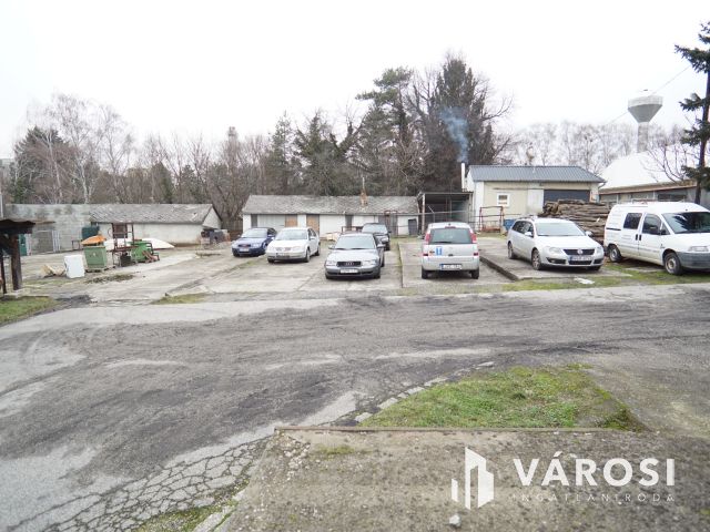 Kiadó telephely kisebb-nagyobb épületei