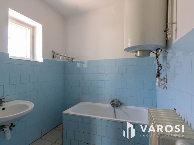 Központ közeli ház tele lehetőséggel