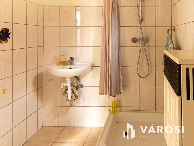 Vidéki hangulatú felújítandó családi ház Tinnyén.