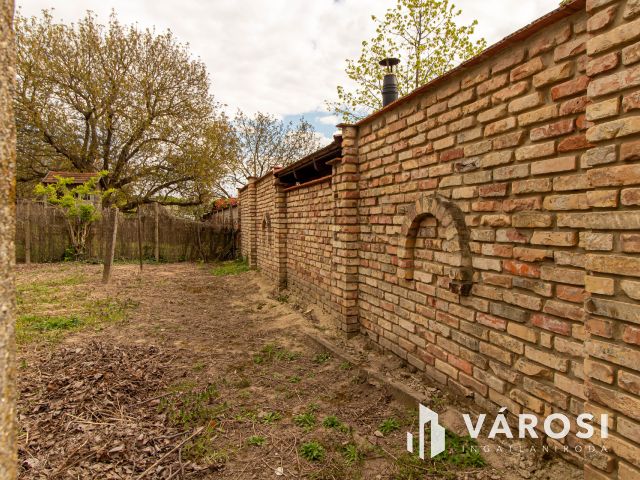 Vidéki hangulatú felújítandó családi ház Tinnyén.