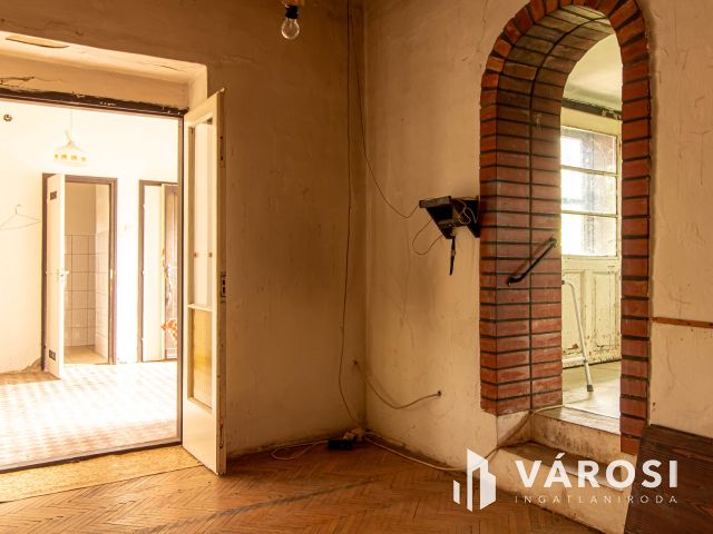 Vidéki hangulatú felújítandó családi ház Tinnyén.