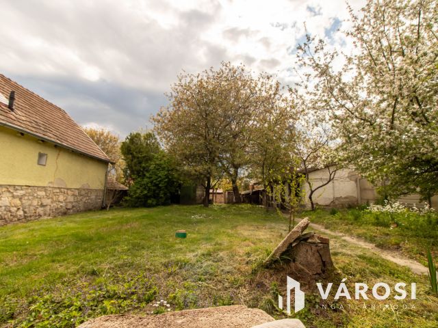 Vidéki hangulatú felújítandó családi ház Tinnyén.