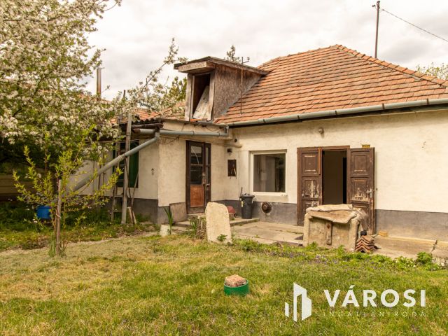 Vidéki hangulatú felújítandó családi ház Tinnyén.