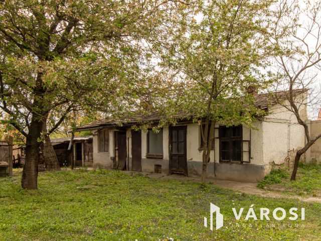 Vidéki hangulatú felújítandó családi ház Tinnyén.