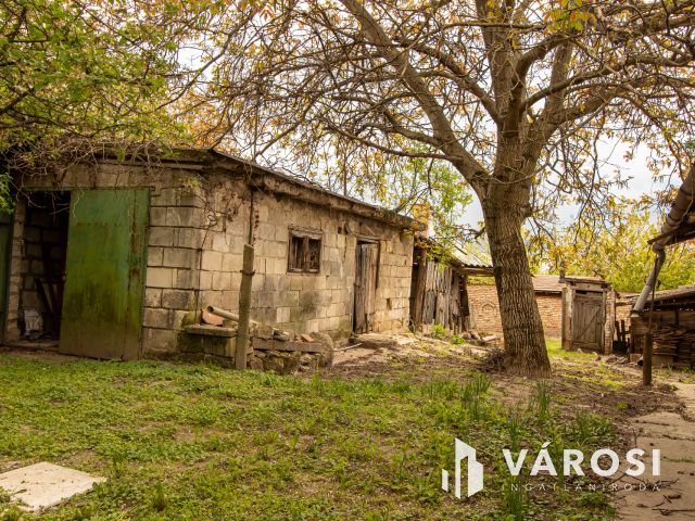 Vidéki hangulatú felújítandó családi ház Tinnyén.