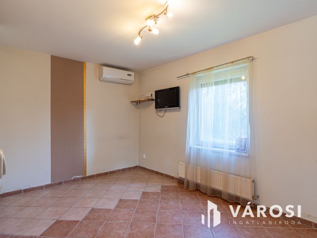 Medencés ház Gyálaréten