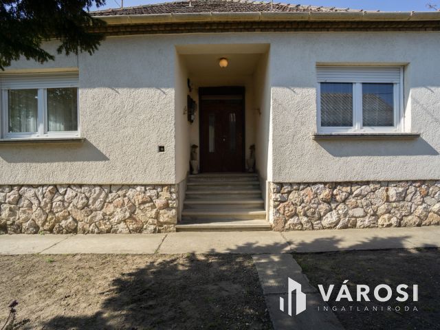 Saroktelken, kockaházból otthon