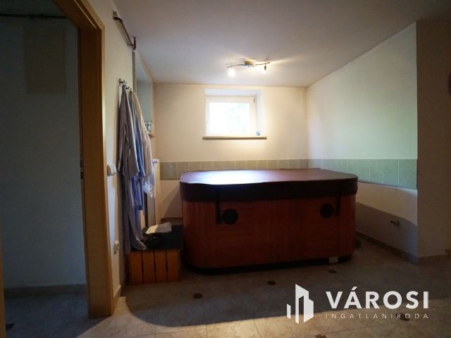 Kőbánya-Óhegy impozáns prémium otthona nagy kerttel eladó