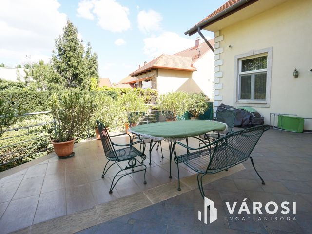 Kőbánya-Óhegy impozáns prémium otthona nagy kerttel eladó