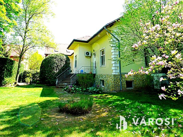 Kőbánya-Óhegy impozáns prémium otthona nagy kerttel eladó