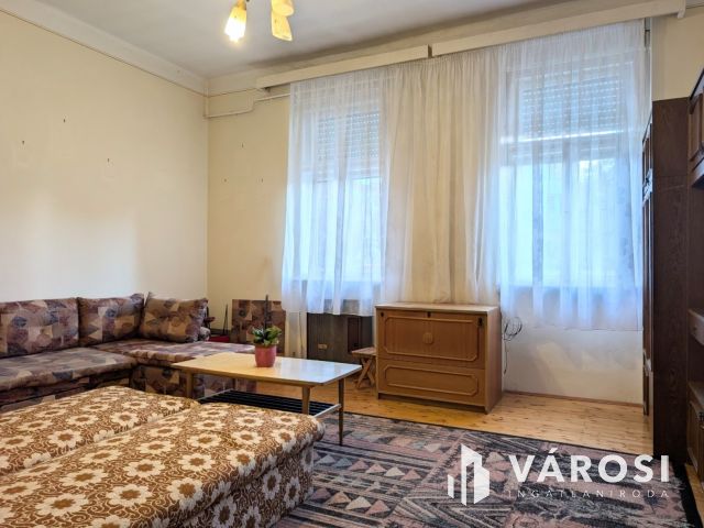 Belvárosi garzonlakás kertkapcsolattal