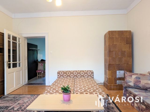 Belvárosi garzonlakás kertkapcsolattal