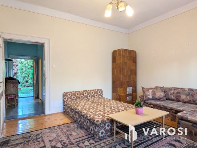 Belvárosi garzonlakás kertkapcsolattal