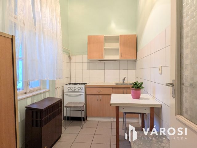 Belvárosi garzonlakás kertkapcsolattal