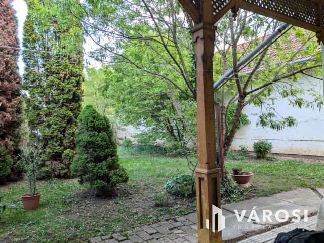 Belvárosi garzonlakás kertkapcsolattal