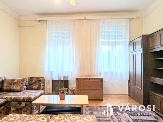 Belvárosi garzonlakás kertkapcsolattal