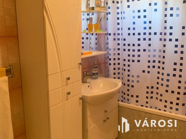 Nyiregyháza belvárosában bájos ikerház, üzlettel eladó