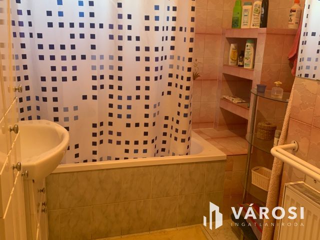 Nyiregyháza belvárosában bájos ikerház, üzlettel eladó