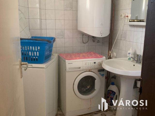 Nyiregyháza belvárosában bájos ikerház, üzlettel eladó