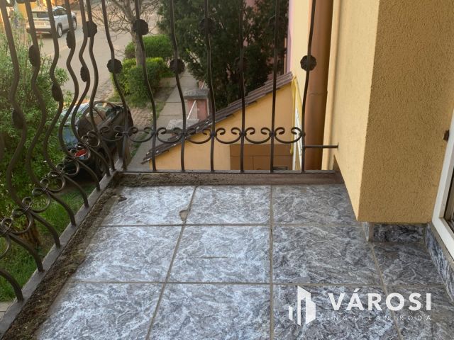 Nyiregyháza belvárosában bájos ikerház, üzlettel eladó