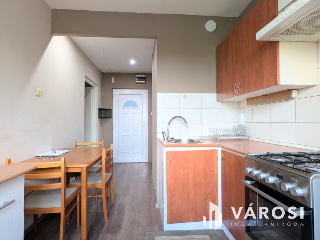 Belvárosi 2 szobás franciaerkélyes lakás kiadó!