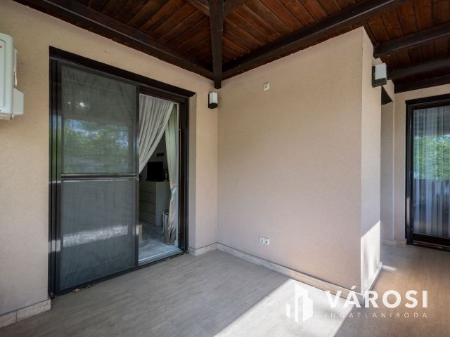 Mediterrán családi ház, luxus lakóparkban Fótligeten