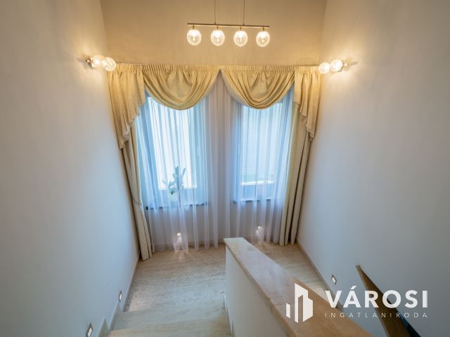 Mediterrán családi ház, luxus lakóparkban Fótligeten