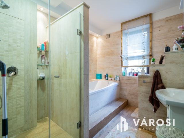 Mediterrán családi ház, luxus lakóparkban Fótligeten