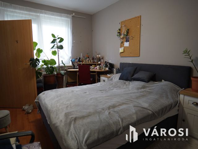 Északkeleti városrészben, földszinti eladó lakás!