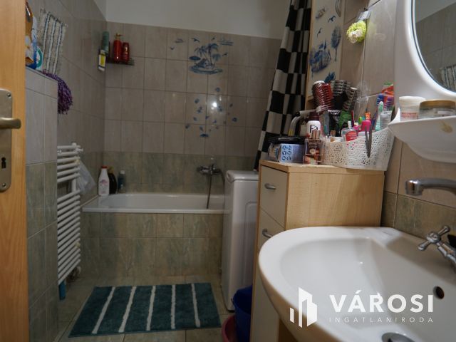 Északkeleti városrészben, földszinti eladó lakás!