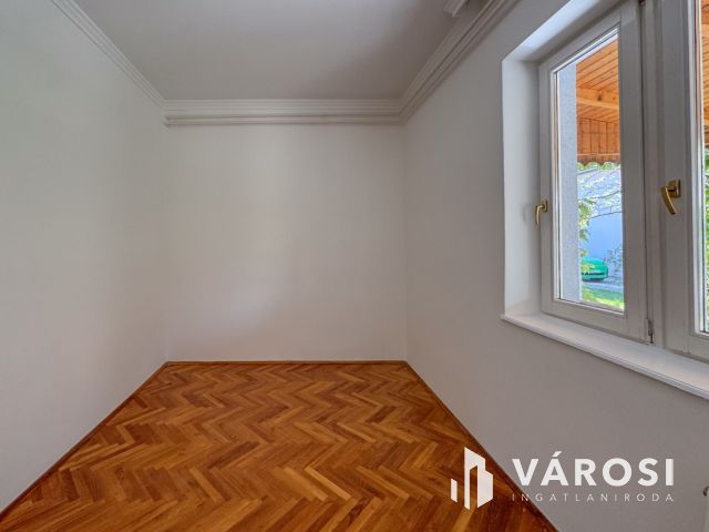 Napfényes belvárosi ház mindenhez közel