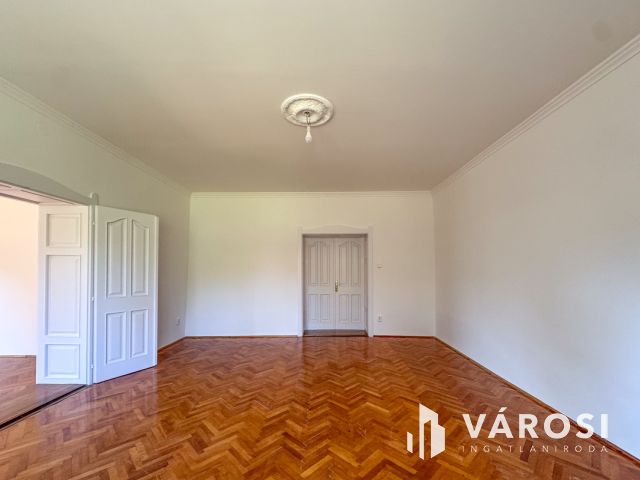 Napfényes belvárosi ház mindenhez közel