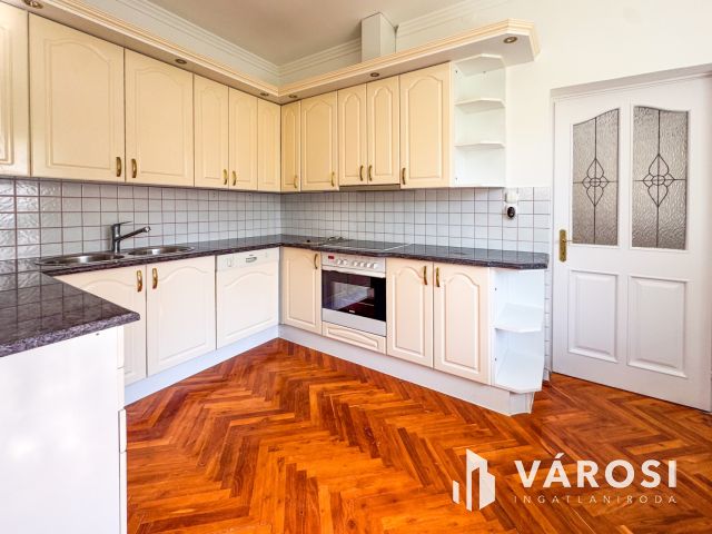 Napfényes belvárosi ház mindenhez közel