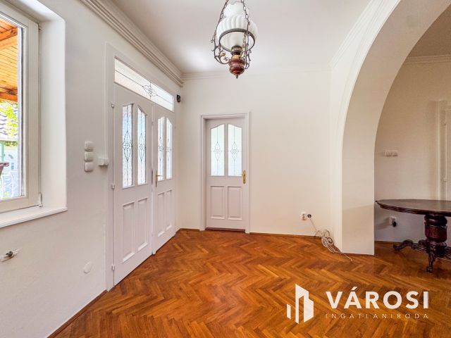 Napfényes belvárosi ház mindenhez közel