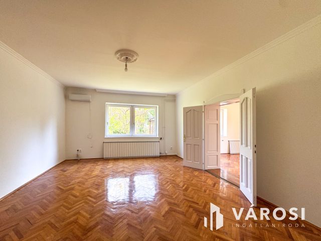 Napfényes belvárosi ház mindenhez közel