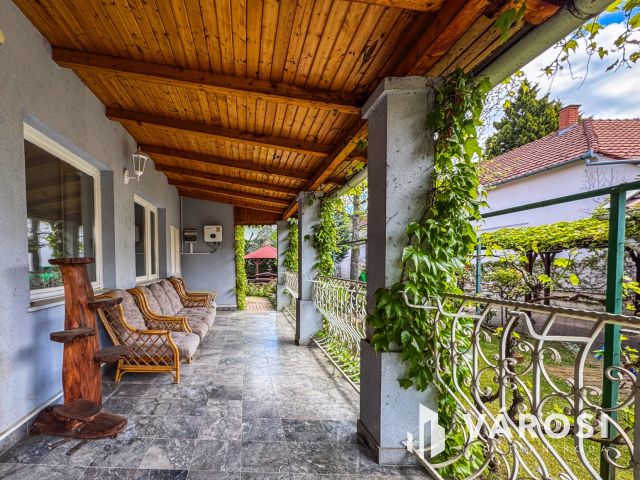 Napfényes belvárosi ház mindenhez közel