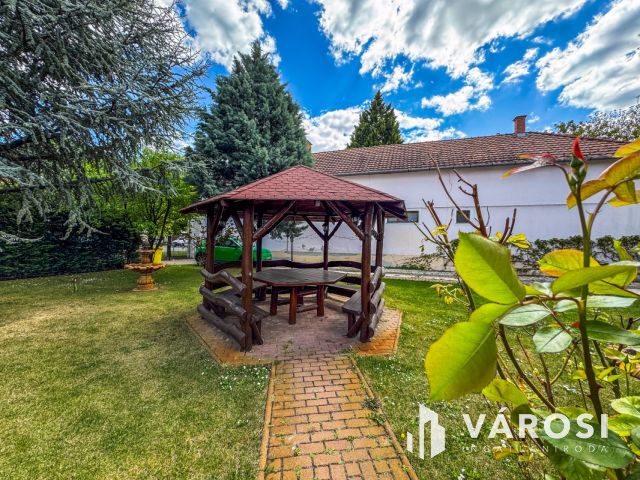 Napfényes belvárosi ház mindenhez közel