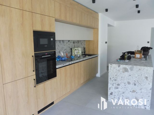 5 Csillagos földszinti lakás Újszegeden Kiadó.