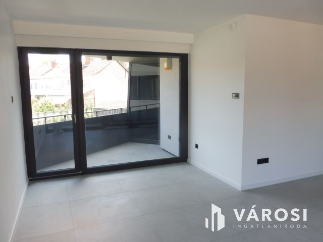 5 Csillagos elsőemeleti lakás Újszegeden Kiadó.