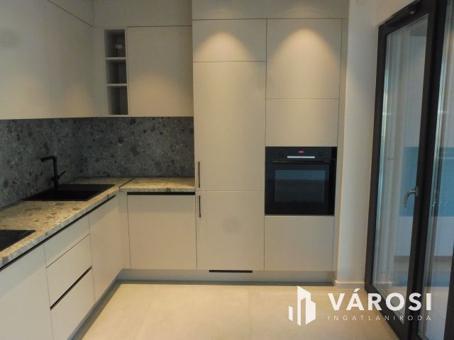 5 Csillagos elsőemeleti lakás Újszegeden Kiadó.