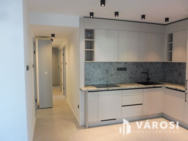 5 Csillagos elsőemeleti lakás Újszegeden Kiadó.