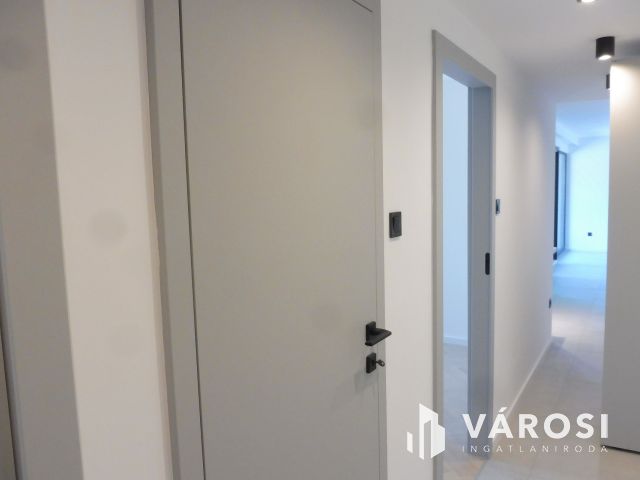 5 Csillagos elsőemeleti lakás Újszegeden Kiadó.