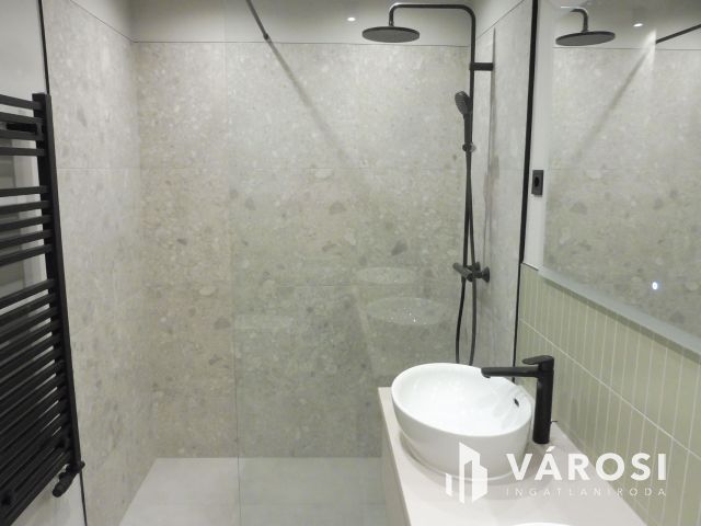 5 Csillagos elsőemeleti lakás Újszegeden Kiadó.