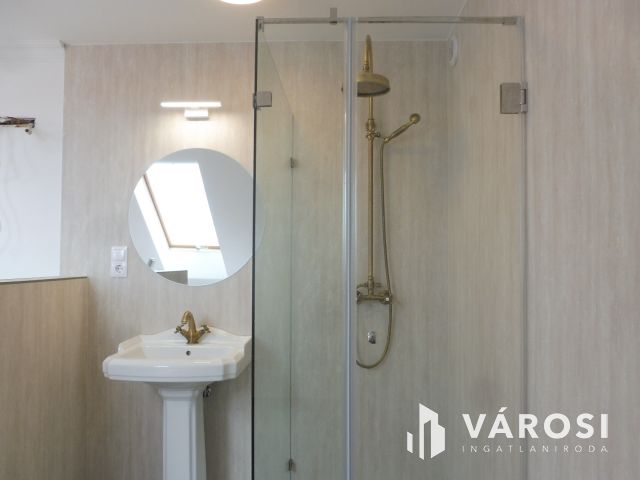 Egyedi,modern,jó hangulatú kis lakás remek árban eladó.